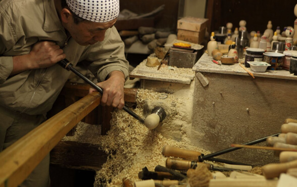 Nghệ nhân chạm khắc Kokeshi tại xưởng Sakurai Kokeshi.